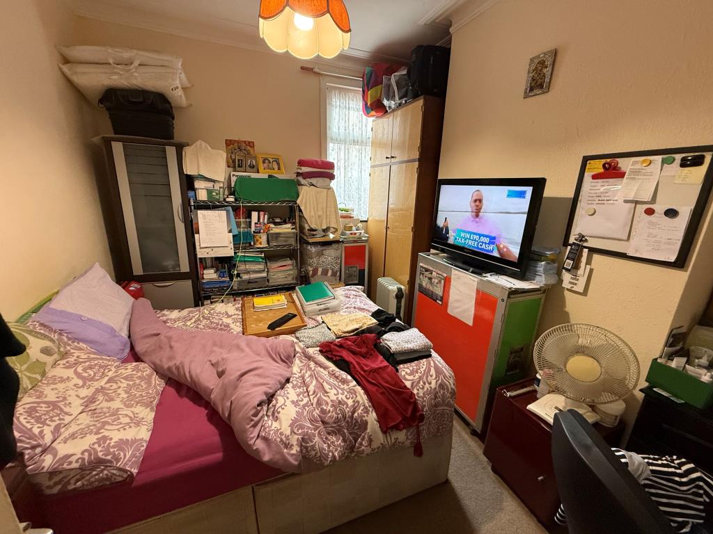 Lot: 146 - TWO-BEDROOM GROUND FLOOR FLAT IN NEED OF IMPROVEMENTS - Main bedroom with window